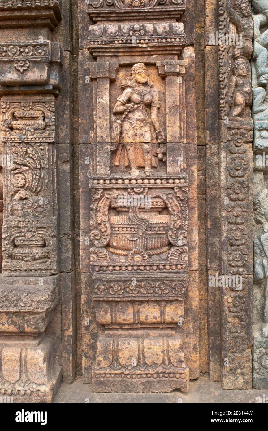 Scultura di divinità con congedo e decorazione di foilage sulla sinistra della porta del monastero n. 1, 9th ° secolo d.C., sito buddista, Ratnagiri, Orissa, India Foto Stock