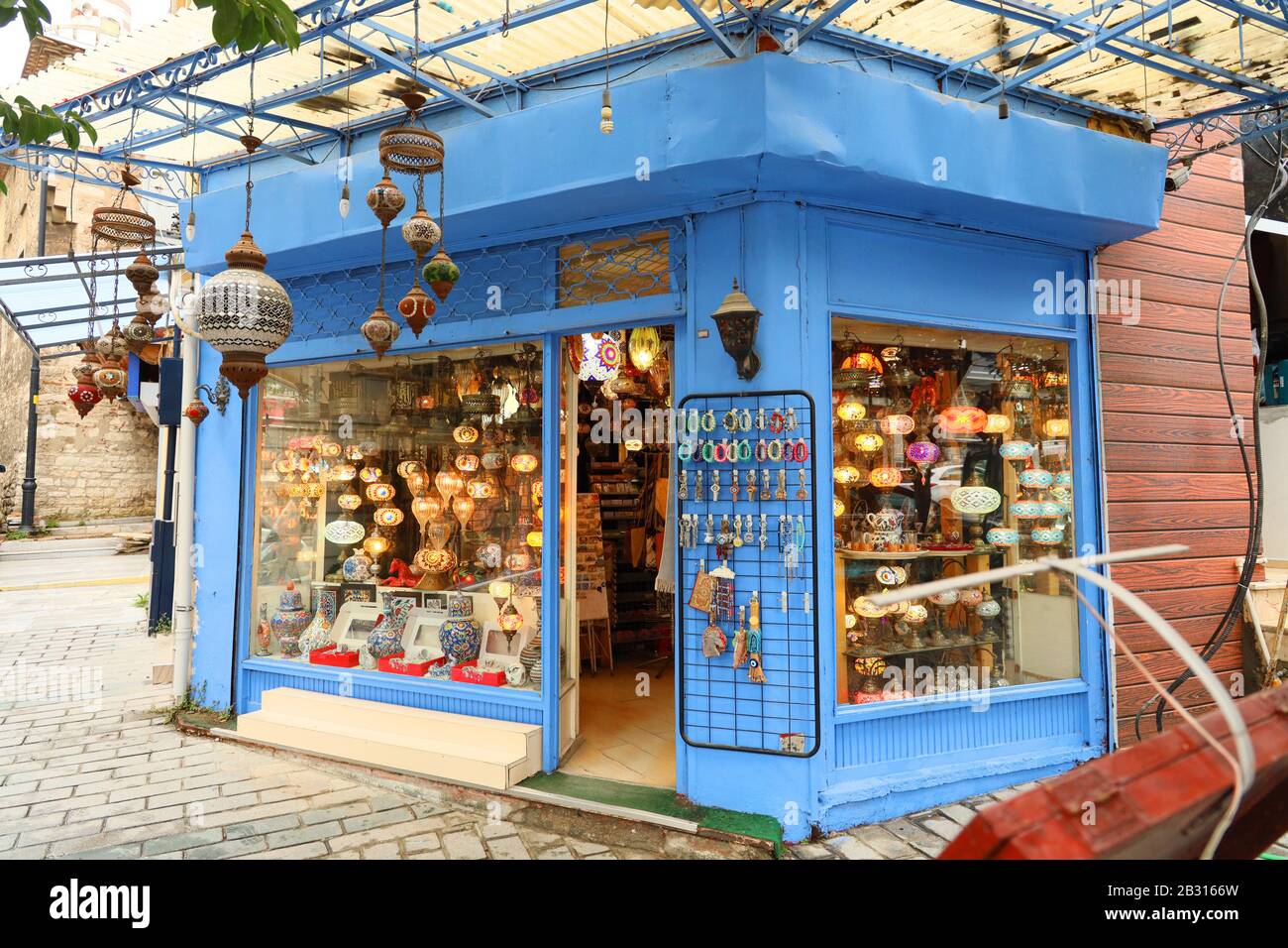 Negozio di souvenir nel territorio del Bazaar principale. Lampade, caccia, piatti martellati, souvenir in rame e argilla, piatti, lampade. Istanbul Foto Stock