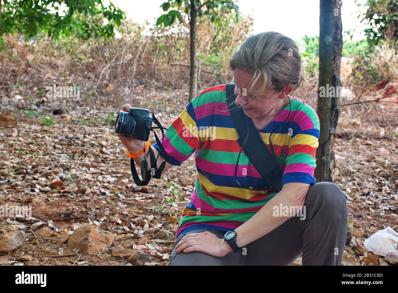 Ritratto della giovane donna che scatta foto nella natura Foto Stock