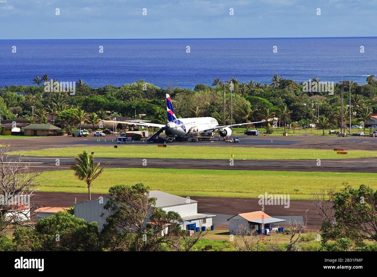Hanga Roa, Isola di Pasqua / Cile - 28 dic 2019: Compagnie aeree LATAM nell'aeroporto Hanga Roa su Rapa Nui, Isola di Pasqua, Cile Foto Stock