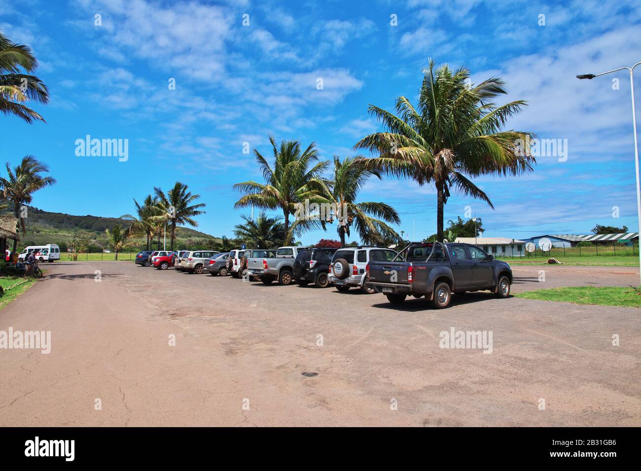 Hanga Roa, Isola di Pasqua / Cile - 29 dicembre 2019: Il parcheggio in aeroporto a Hanga Roa su Rapa Nui, Isola di Pasqua, Cile Foto Stock