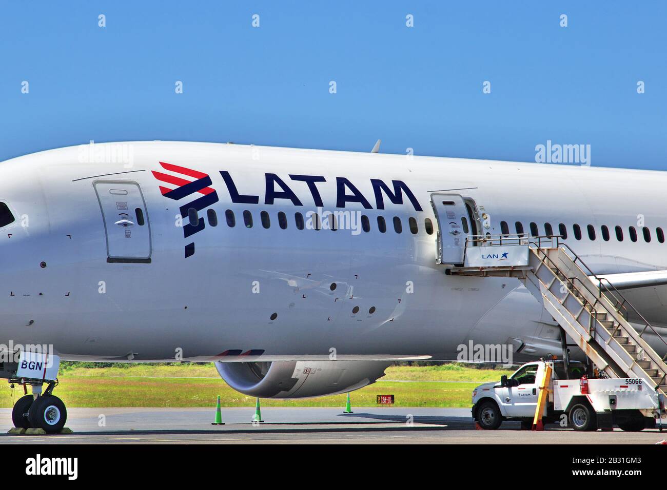 Hanga Roa, Isola di Pasqua / Cile - 29 dic 2019: Compagnie aeree LATAM nell'aeroporto Hanga Roa su Rapa Nui, Isola di Pasqua, Cile Foto Stock