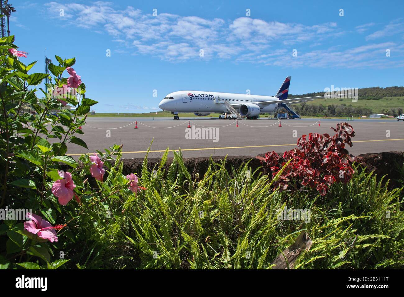 Hanga Roa, Isola di Pasqua / Cile - 29 dic 2019: Compagnie aeree LATAM nell'aeroporto Hanga Roa su Rapa Nui, Isola di Pasqua, Cile Foto Stock