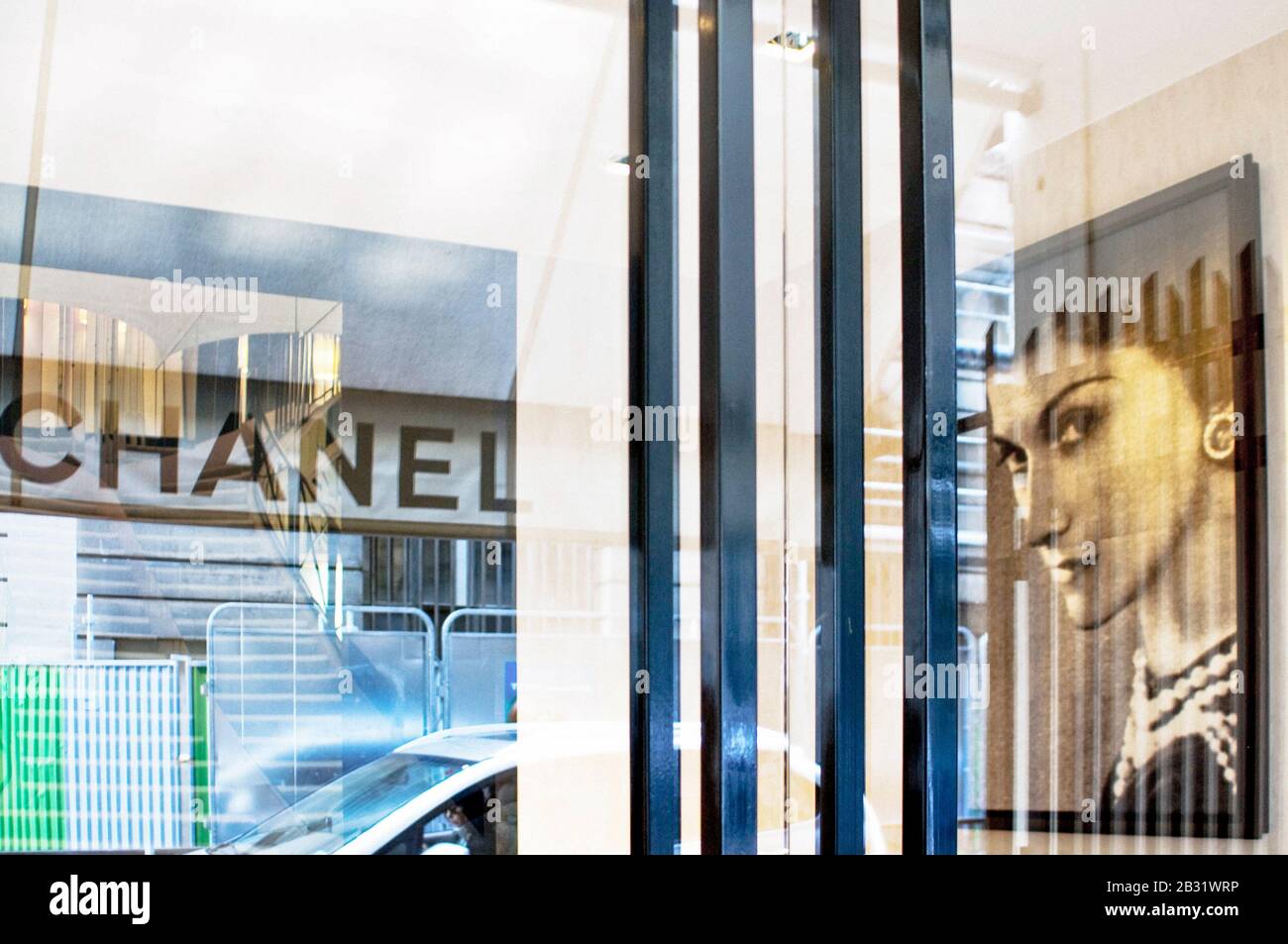 Il negozio Chanel è un omaggio al grande Coco Chanel. È come visitare un museo quando si è a Parigi. Foto Stock