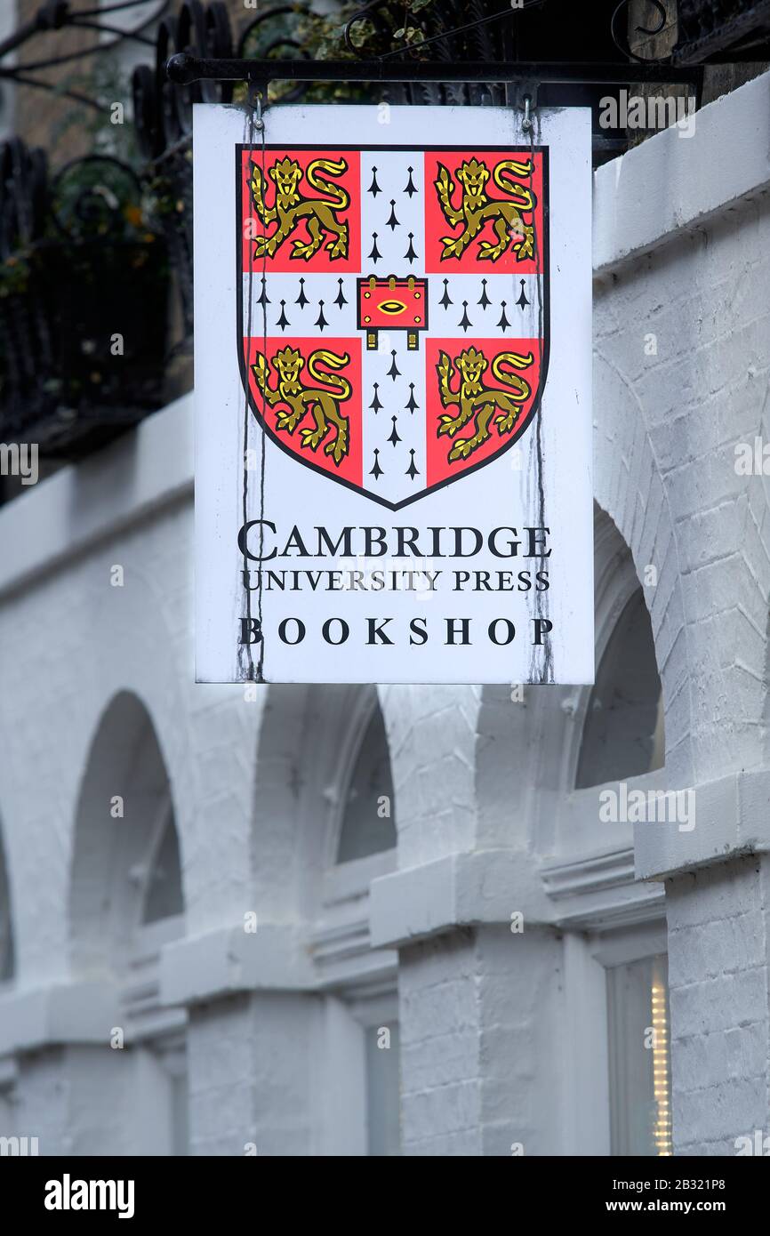 Firma sul muro esterno della libreria Cambridge University Press di Cambridge, Inghilterra. Foto Stock