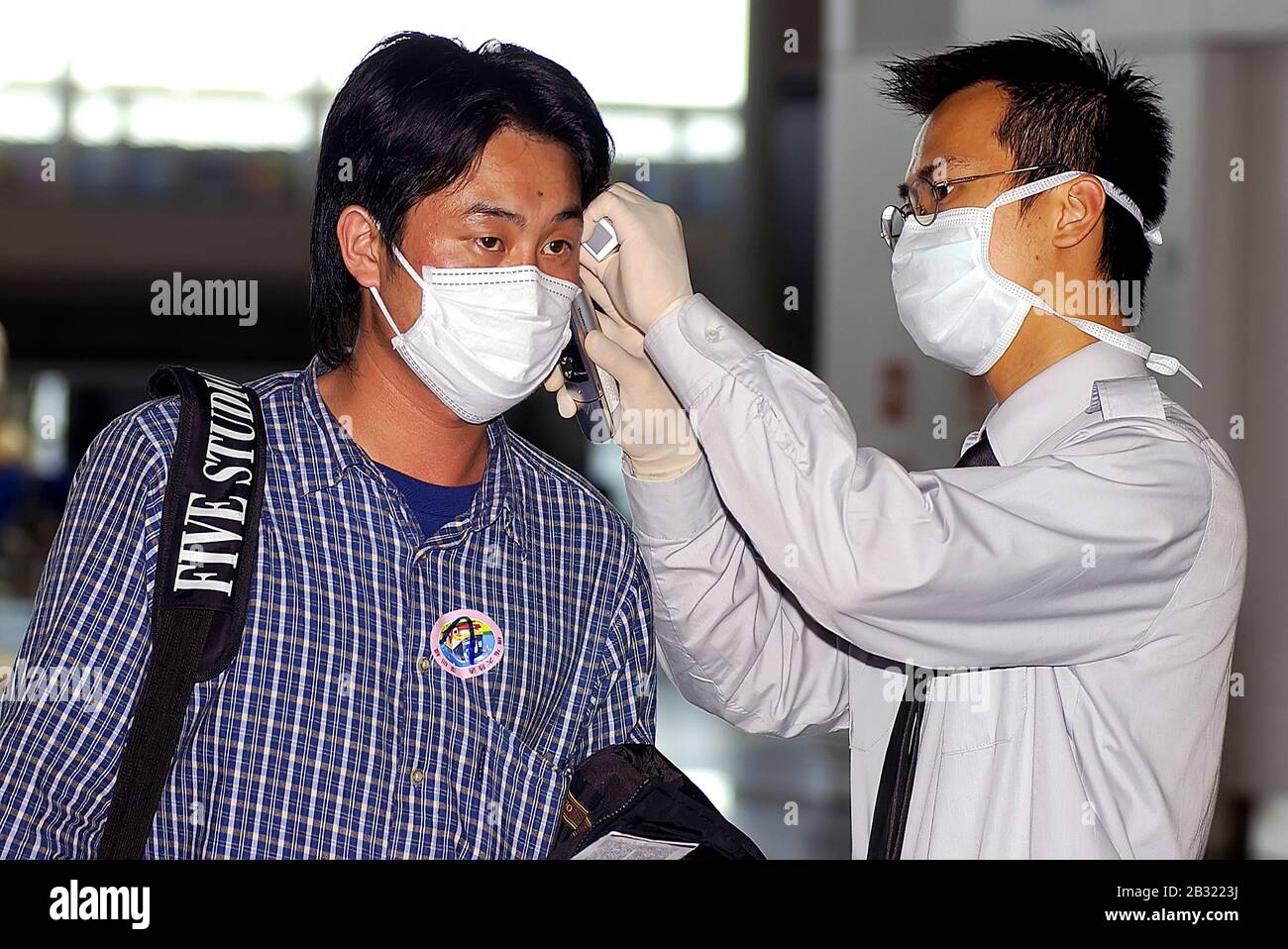 Persone che indossano maschere protettive contro il virus diffuso, Hong Kong, Cina. Foto Stock