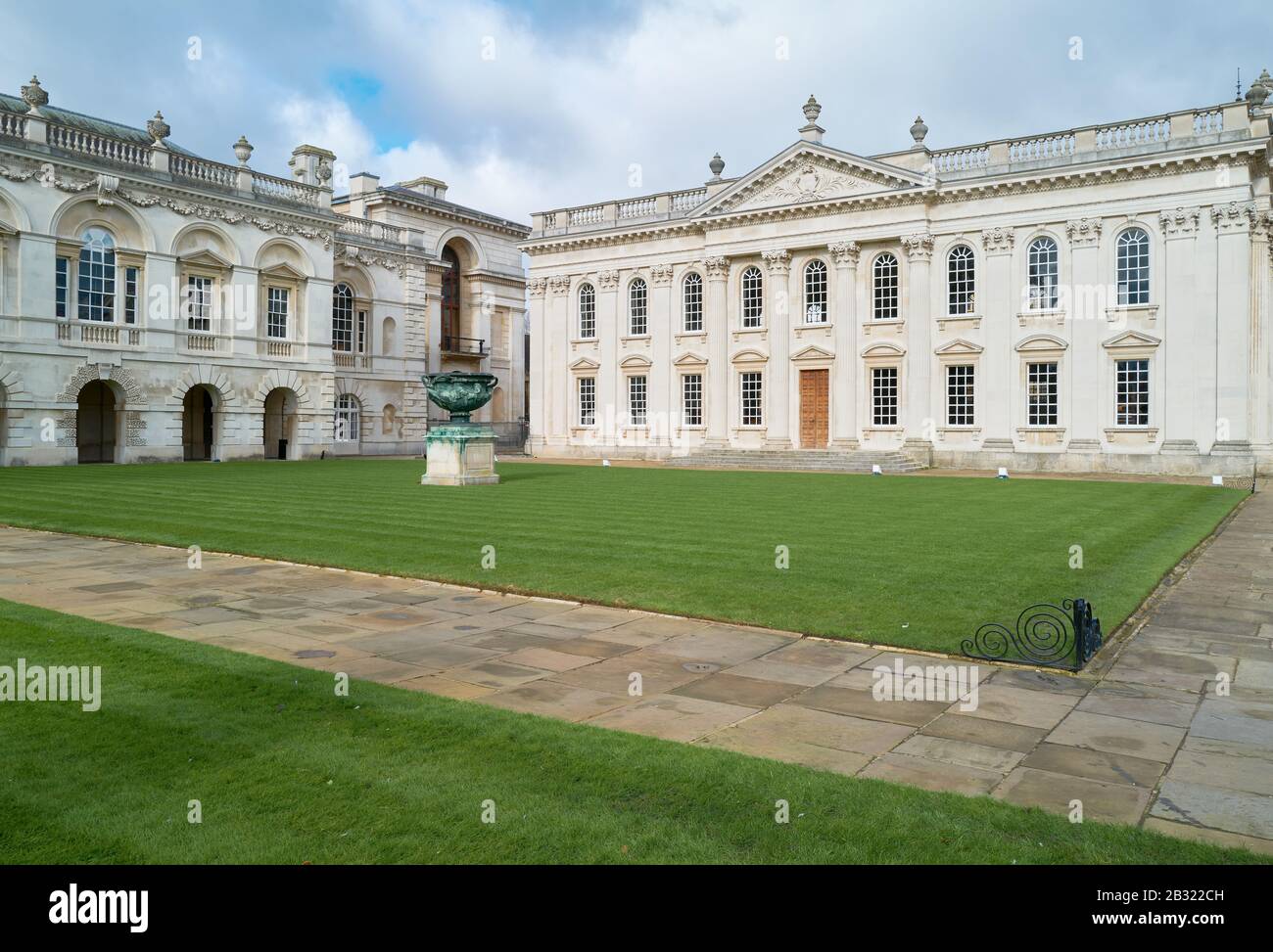 Courtyard of Senate House, università di Cambridge, Inghilterra, con una replica in bronzo del Warwick urna sul prato. Foto Stock