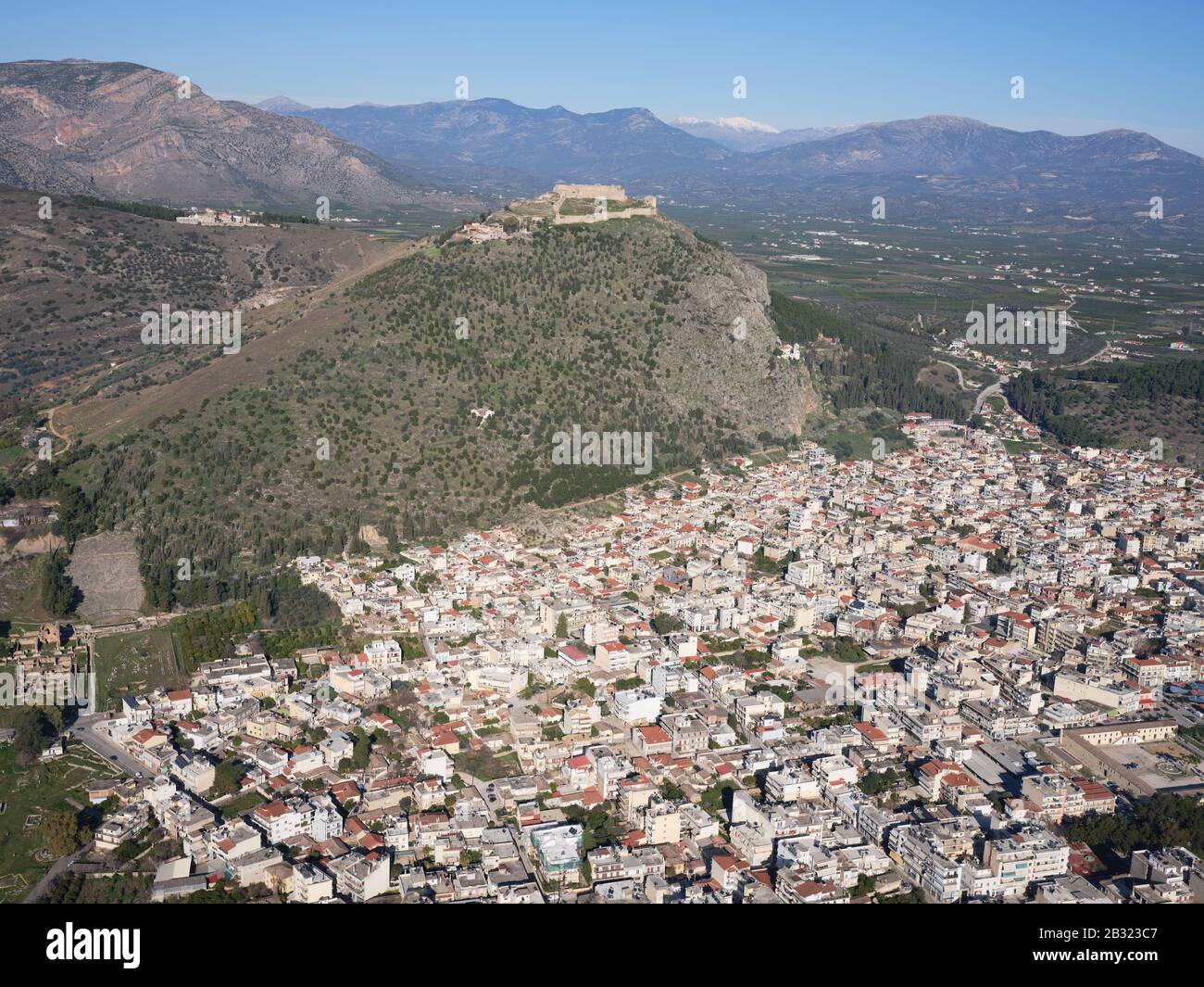 VISTA AEREA. Castello sulle colline di Larissa che domina la città di Argos. Argolis, Peloponneso, Grecia. Foto Stock