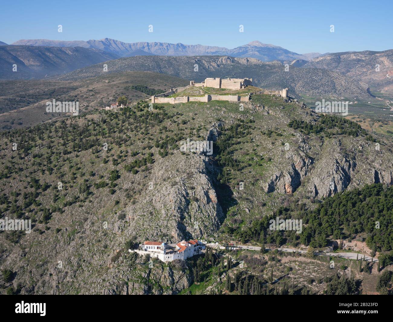 VISTA AEREA. Castello sulle colline di Larissa che si affaccia su un monastero. Argolis, Peloponneso, Grecia. Foto Stock