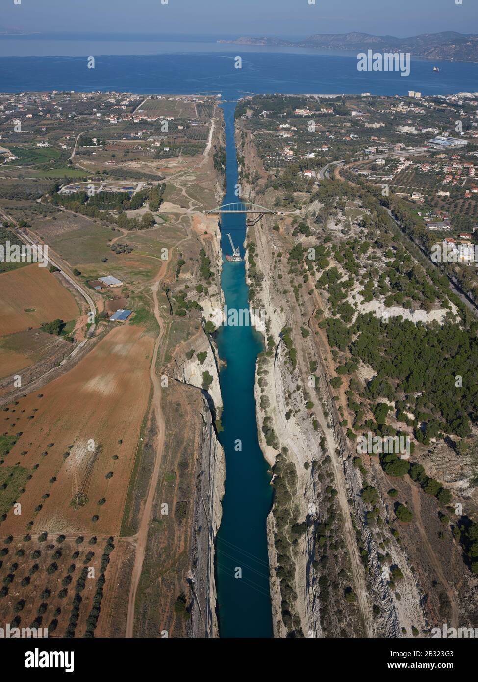 VISTA AEREA. Canale di Corinto lungo 6,4 km che collega il Golfo di Corinto in lontananza al Mar Egeo. Istmo di Corinto, Grecia. Foto Stock