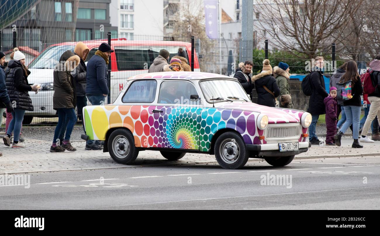 Berlino - dicembre 2019: Berlino trabi world museum vicino al Checkpoint Charlie. Iconico, East vettura tedesca e al mondo Trabi potete guidare una Trabant alon Foto Stock