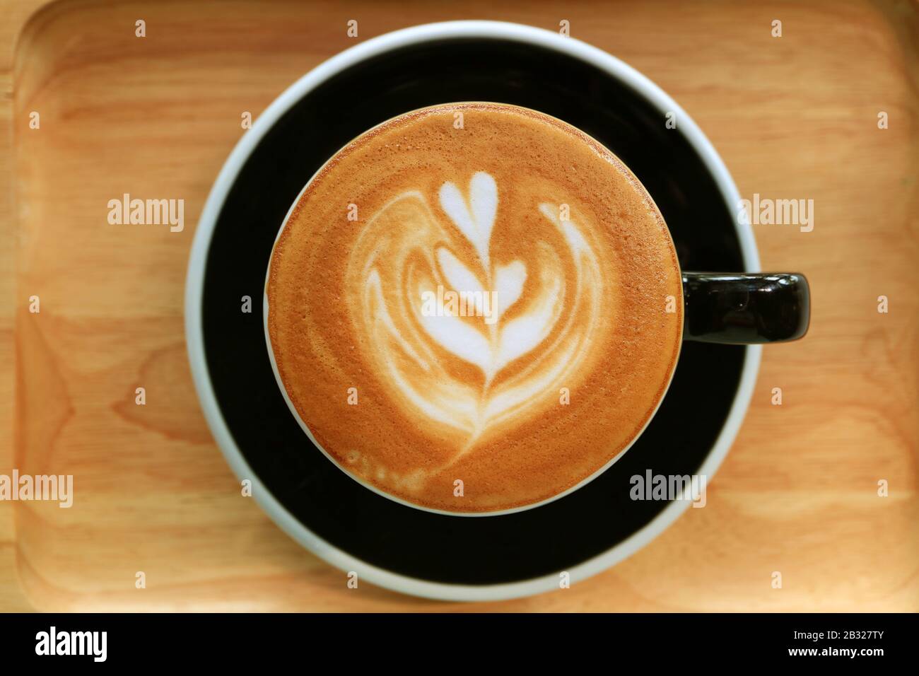 Vista dall'alto di una tazza di caffè cappuccino con belle latte art Foto Stock