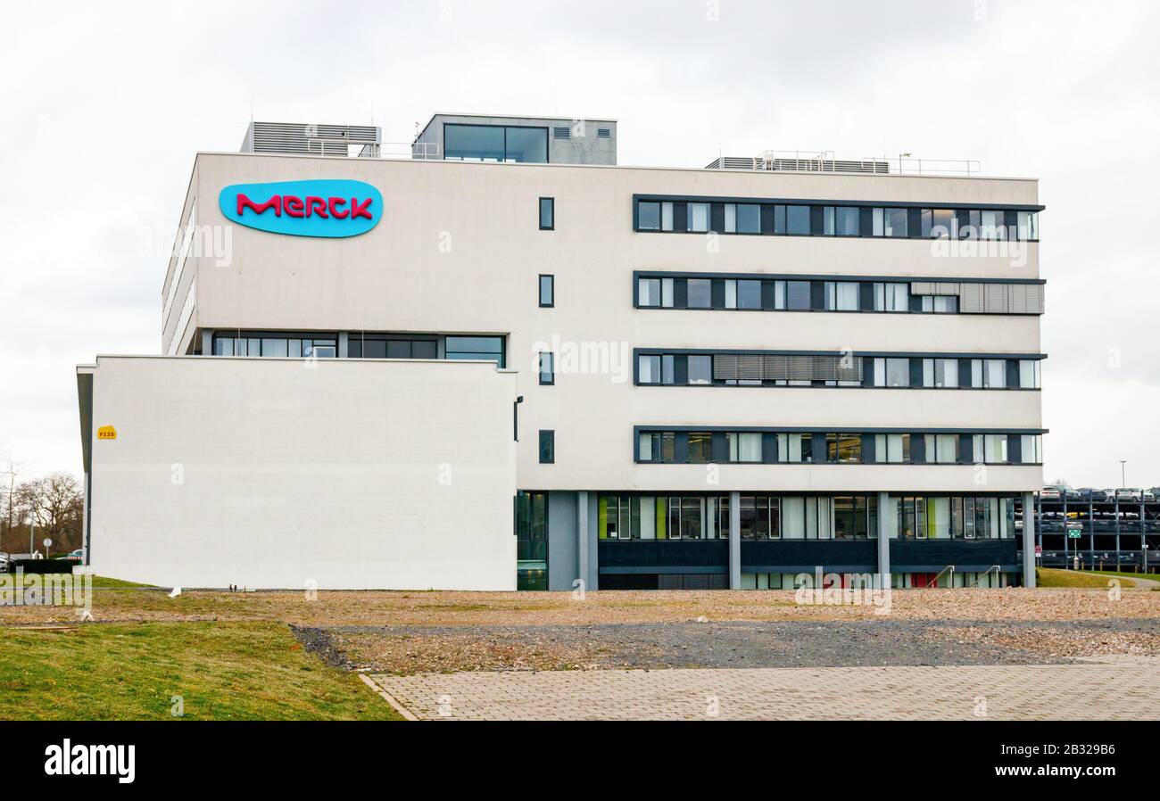 Logo Merck presso un ufficio Merck. Merck è una multinazionale tedesca e un'azienda farmaceutica. Darmstadt, Germania. Foto Stock