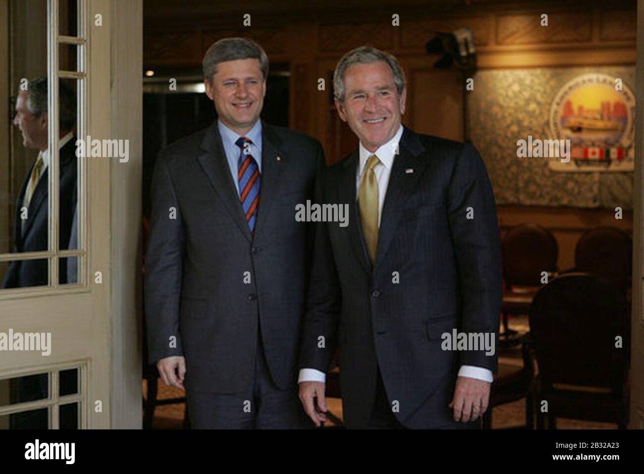 George Bush il 21 aprile 2008 con il primo ministro canadese (1). Foto Stock