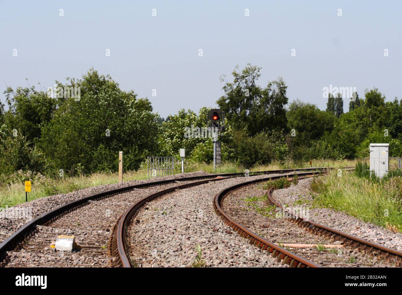 Una sezione della vecchia linea ferroviaria Oxford-Bletchley-Cambridge (Varsity Line), a Bletchley nel 2009, prima del ripristino in corso del percorso. Foto Stock