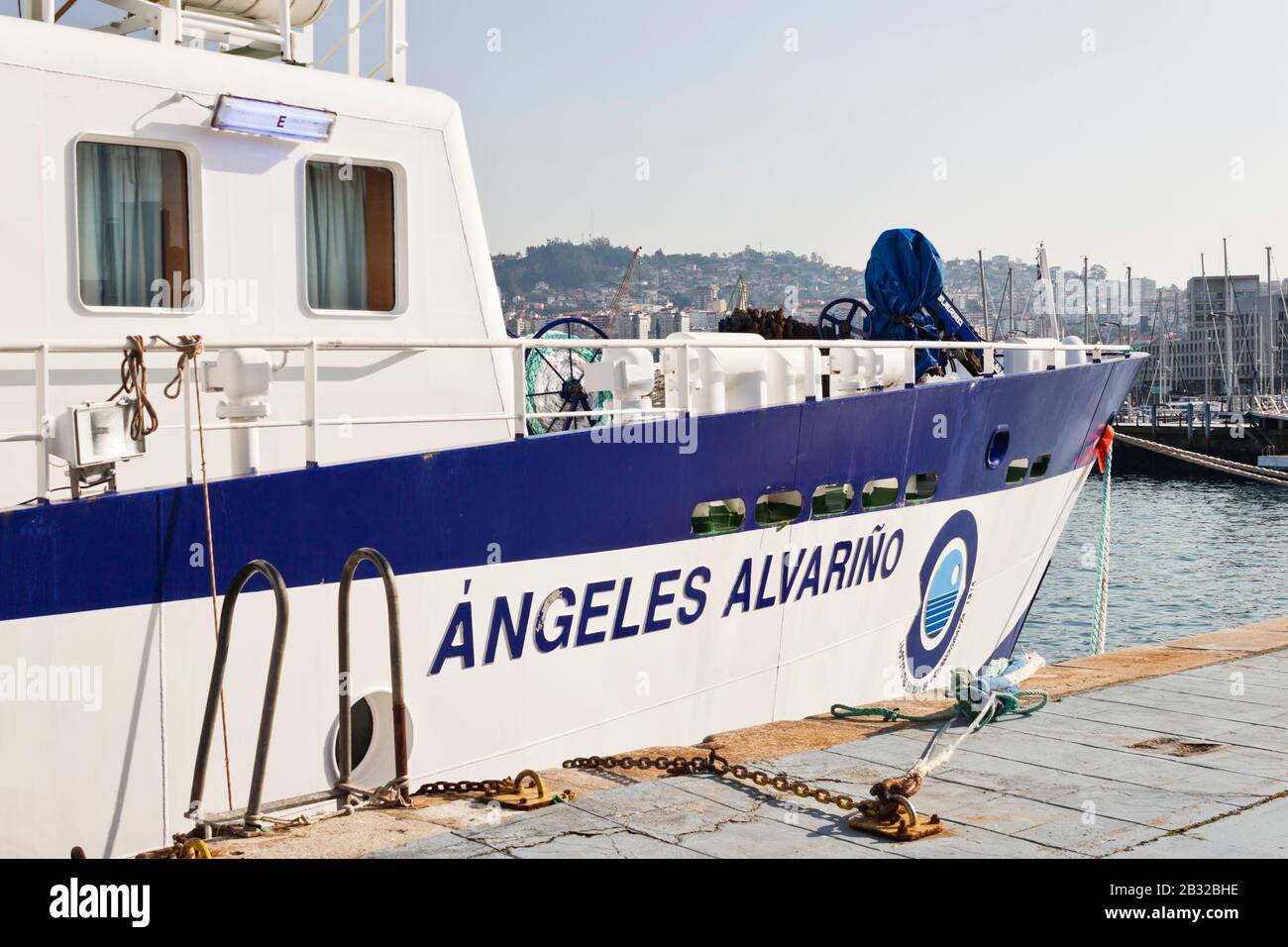 Vigo, Spagna - 24 gennaio 2020: Angeles Alvariño nave universale di ricerca oceanografica ormeggiata al porto il 24 gennaio 2020 a Vigo, Pontevedr Foto Stock