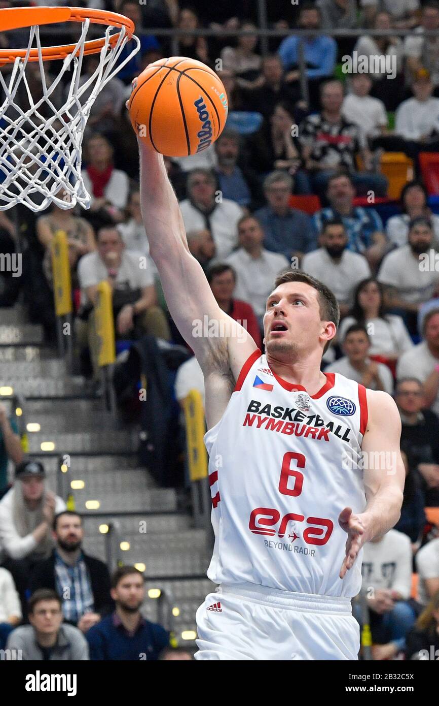 Pavel Pumprla (Nymburk) in azione durante la partita iniziale della Basketball Champions League Nymburk vs Bandirma (Turchia) a Praga, Repubblica Ceca, 3 marzo 2020. (Foto Ctk/Vit Simanek) Foto Stock