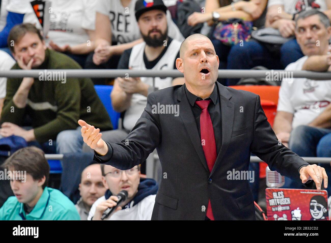 Il capo allenatore di Nymburk Oren Amiel è visto durante la partita iniziale della Basketball Champions League Nymburk vs Bandirma (Turchia) a Praga, Repubblica Ceca, 3 marzo 2020. (Foto Ctk/Vit Simanek) Foto Stock