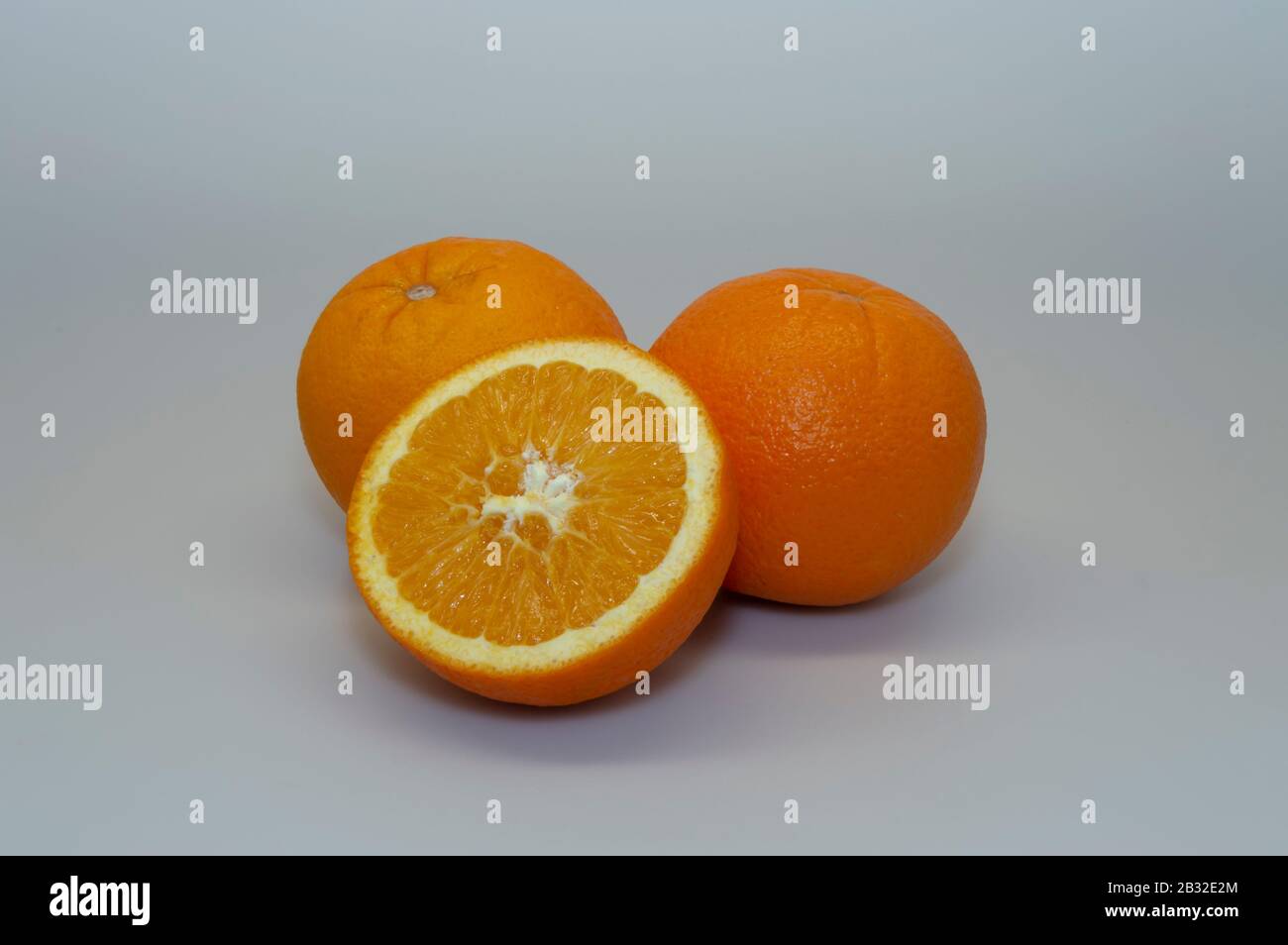 L'arancia è un frutto dell'albero arancione. Il gusto dell'arancia varia ampiamente da dolce a leggermente acido. È uno degli agrumi più popolari Foto Stock