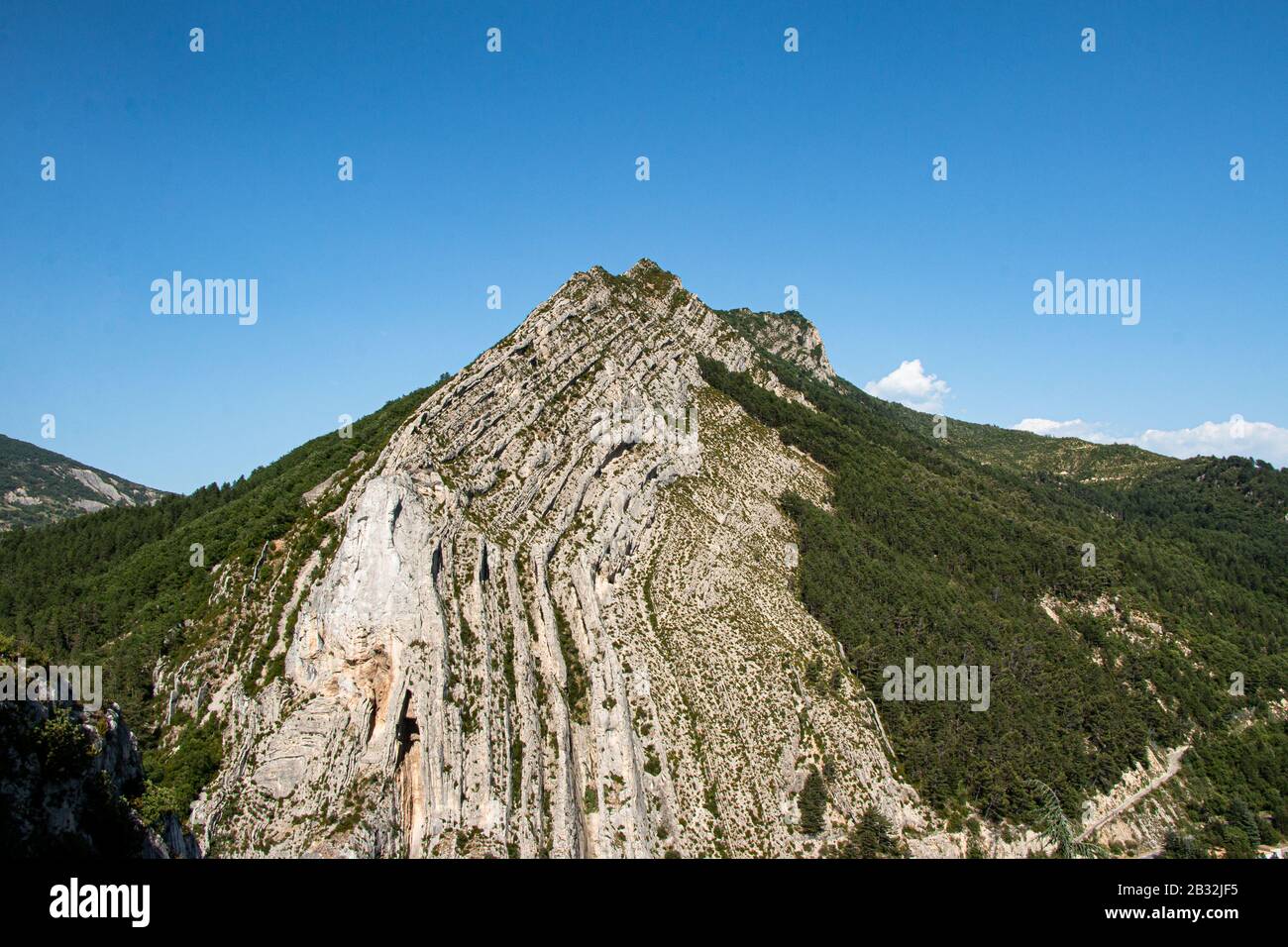 Un famoso punto turistico sotto il cielo blu, Rocher de la Baume a Sisteron, Francia meridionale. Foto Stock