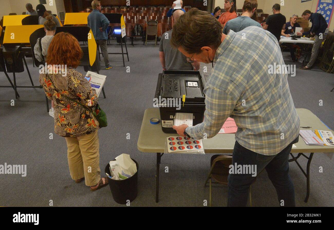 Los Angeles, Stati Uniti. 04th Mar, 2020. Gli elettori hanno espresso i loro voti in L.A. County, presso l'auditorium della scuola di Allesandro nella zona del lago d'argento di Los Angeles, martedì 3 marzo 2020. Milioni di residenti della contea di Los Angeles hanno utilizzato nuove macchine di voto, la prima riprogettazione all'ingrosso del sistema di voto della contea in più di 50 anni. Foto di Jim Ruymen/UPI Credit: UPI/Alamy Live News Foto Stock