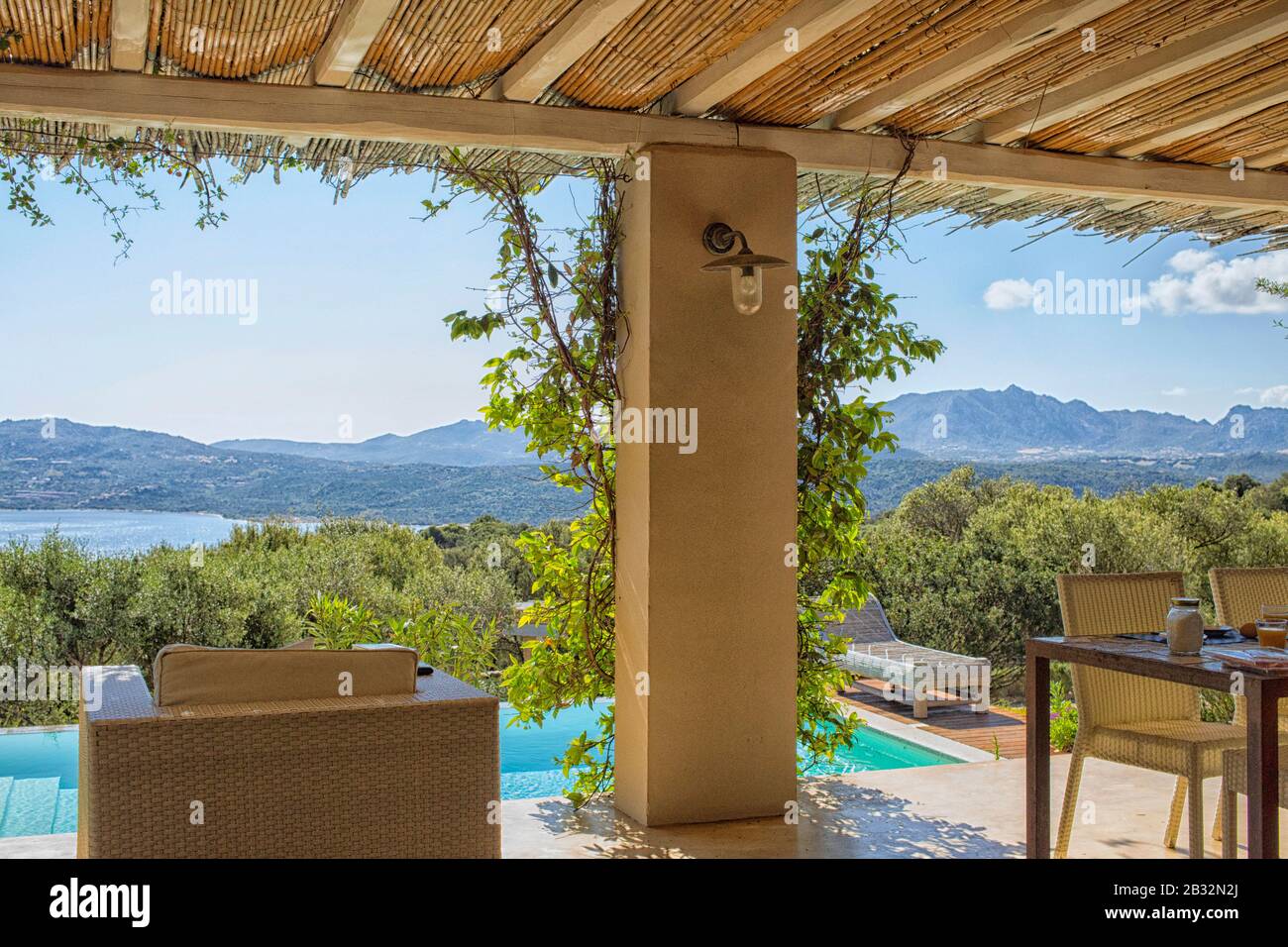 Vista da una lussuosa villa con vista sul Mar Mediterraneo e sulle montagne della Sardegna, Italia Foto Stock