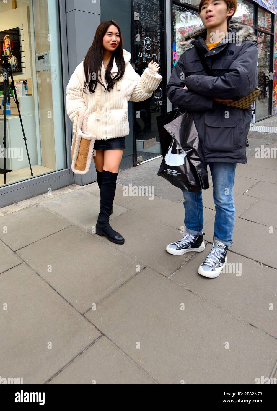 Londra, Inghilterra, Regno Unito. Giovane coppia giapponese a Oxford Street Foto Stock