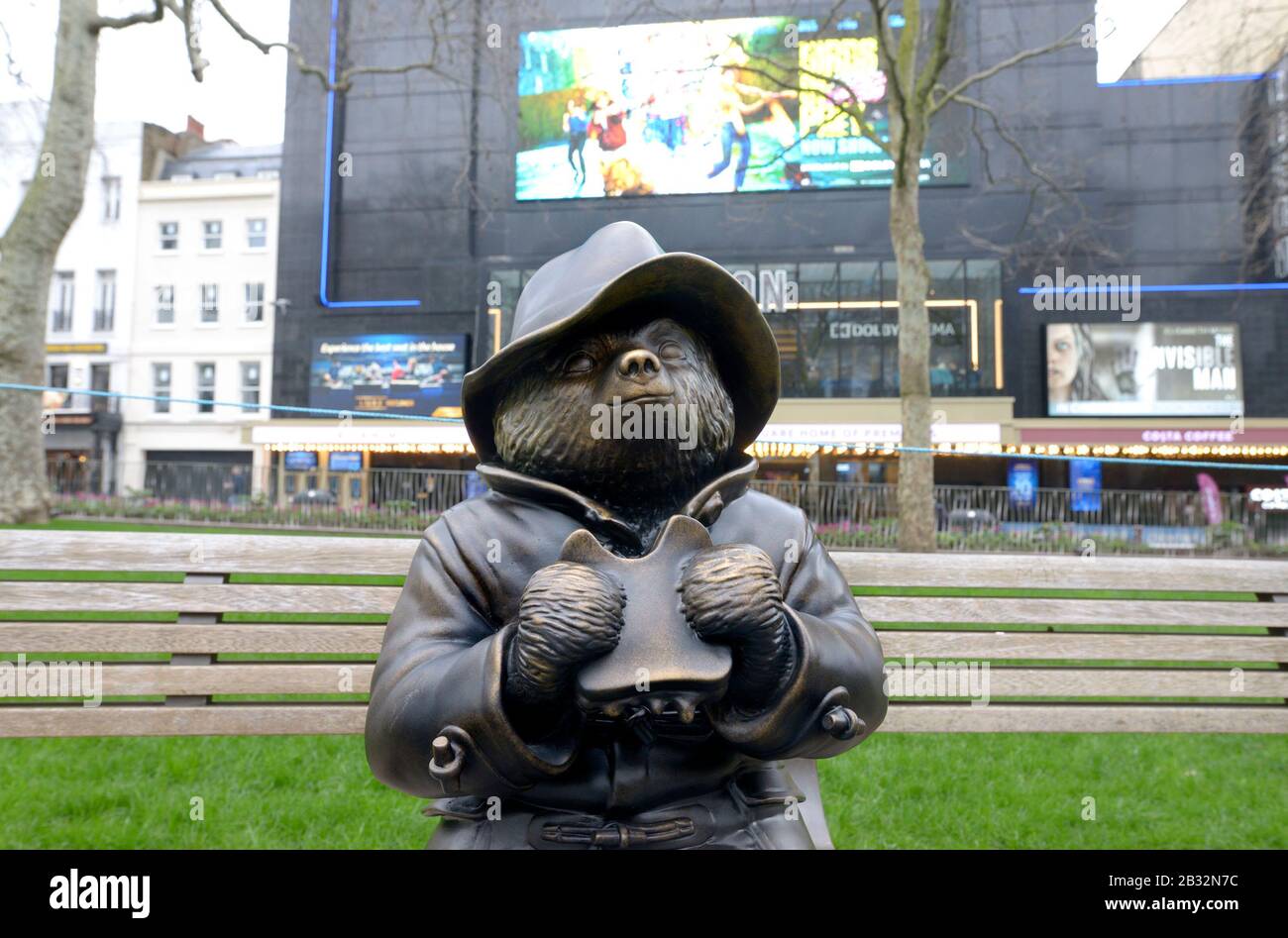 Londra, Inghilterra, Regno Unito. Percorso della statua di 'Scenic in the Square' - Paddington Bear su una panchina con il suo sandwich di marmellata. Foto Stock