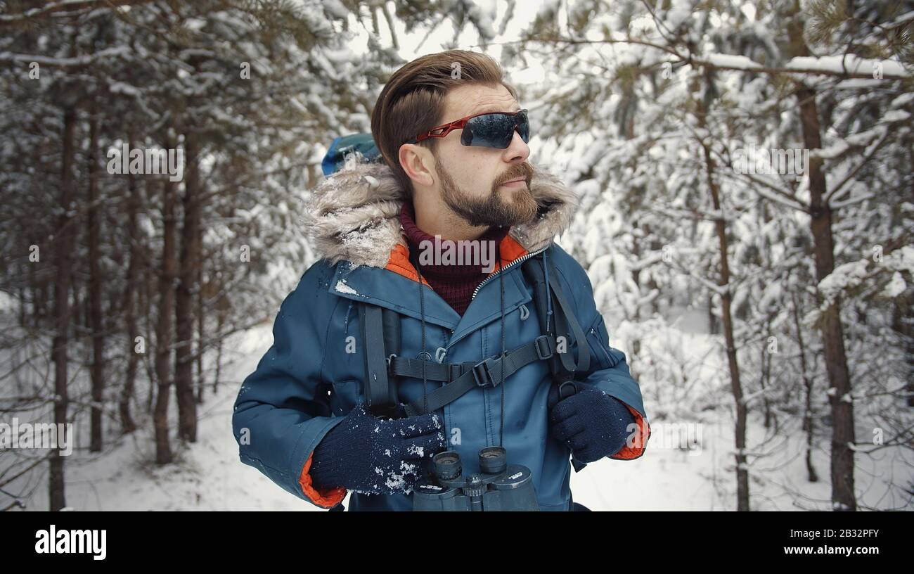 Escursionista a piedi nella foresta innevata Foto Stock