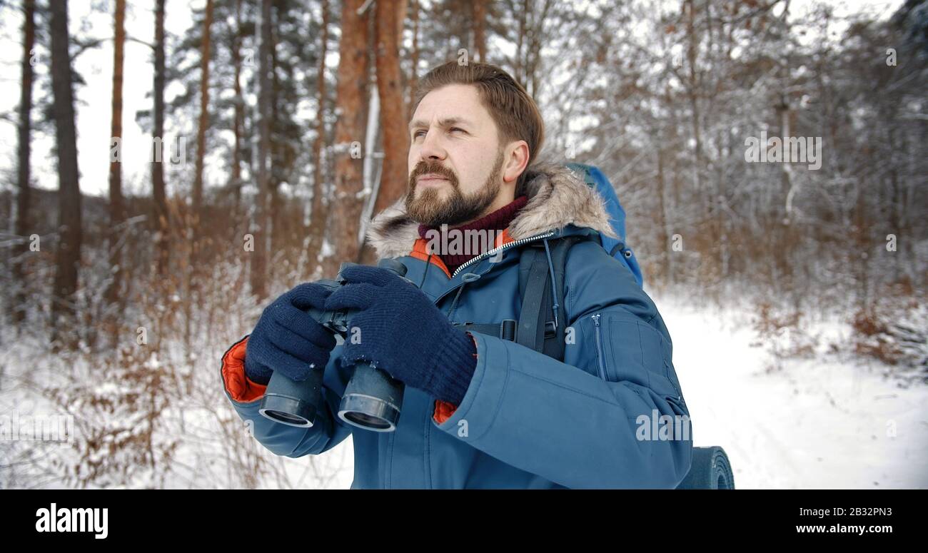 Escursionista con binocolo nella foresta Foto Stock