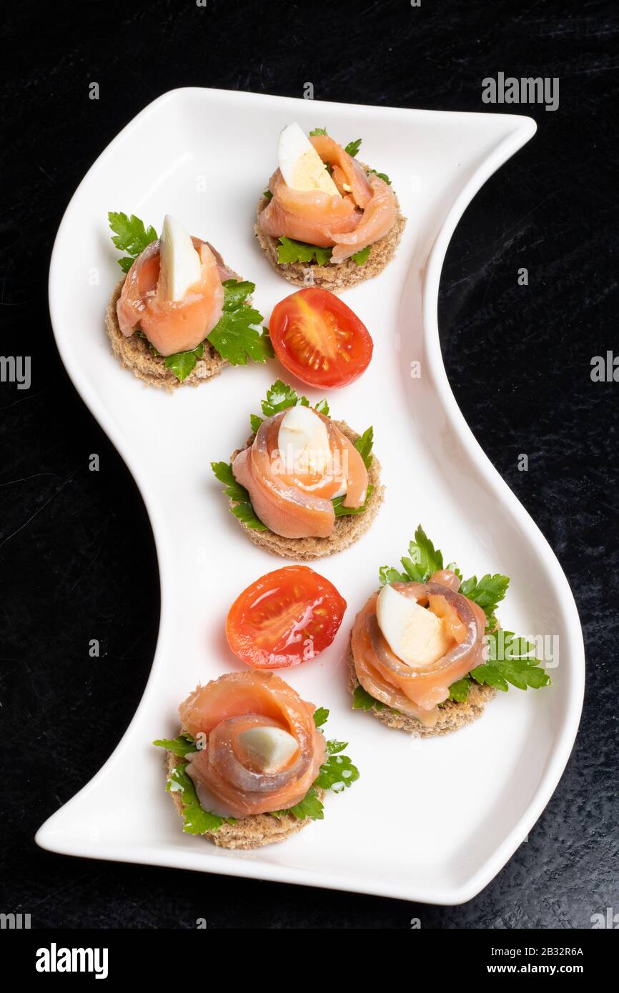 Panini con salmone, bresaola, gamberi, pomodori, uova di quaglia e panna acida. Pasto Giapponese Foto Stock
