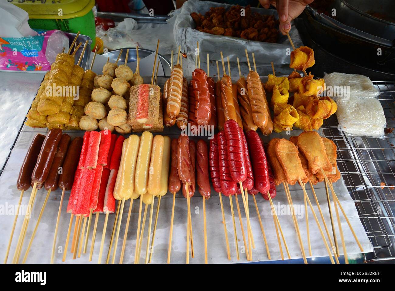 Cibo alla griglia con bastoncini. Cibo di strada in stile thailandese. Thailandia Foto Stock