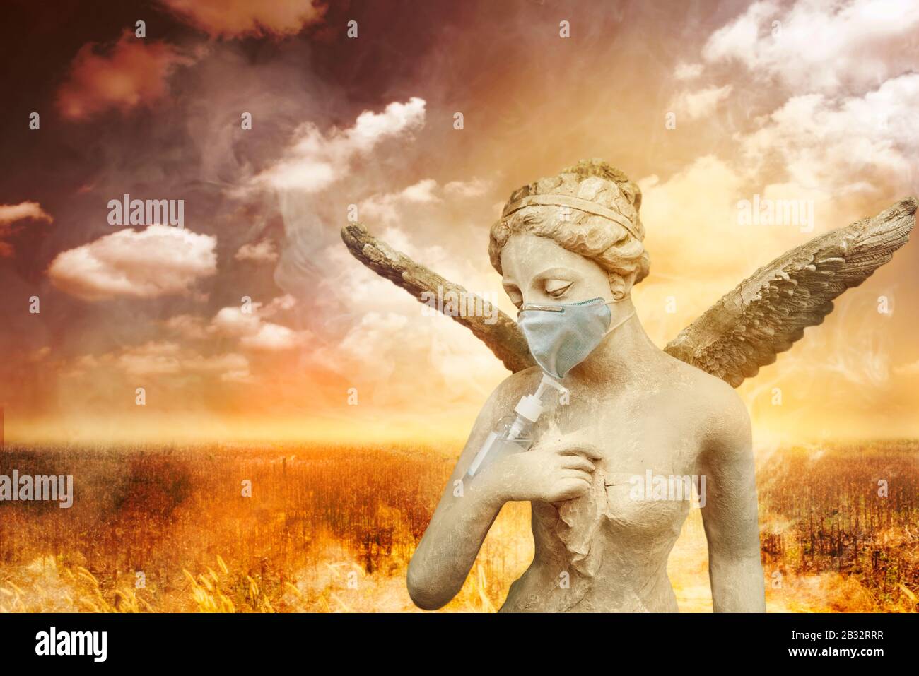 Statua dell'angelo con la mano di lavaggio con disinfettante per alcol e maschera di polvere sulla città e arido sfondo prato. Per proteggersi dall'infezione da virus Foto Stock