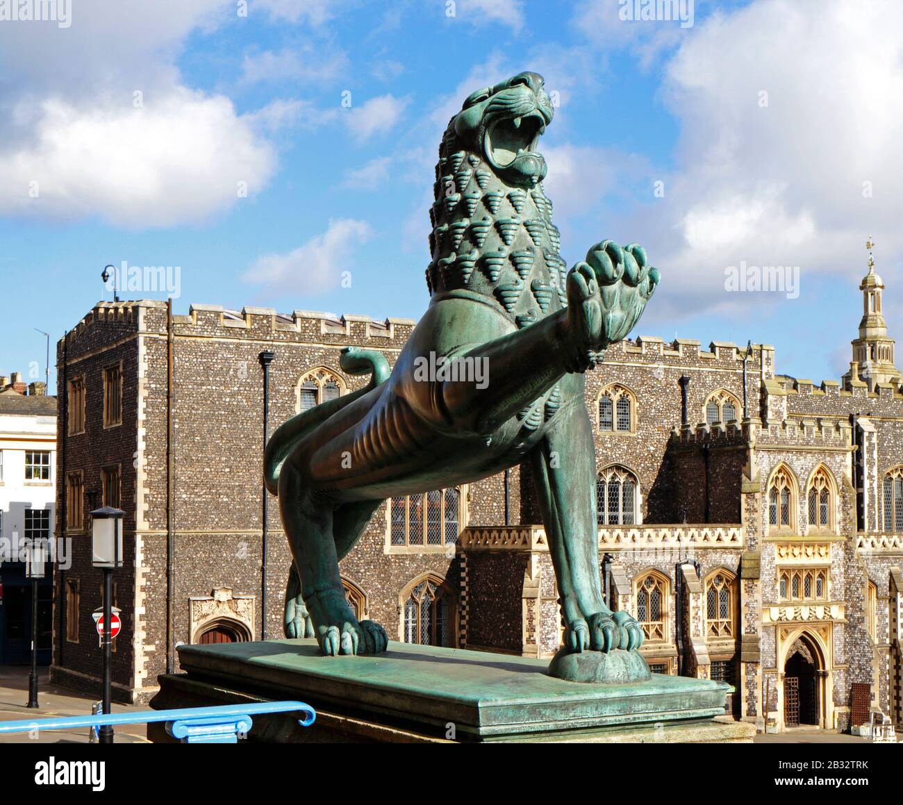 Una vista di una scultura di un leone passante fuori dall'entrata al Municipio a Norwich, Norfolk, Inghilterra, Regno Unito, Europa. Foto Stock