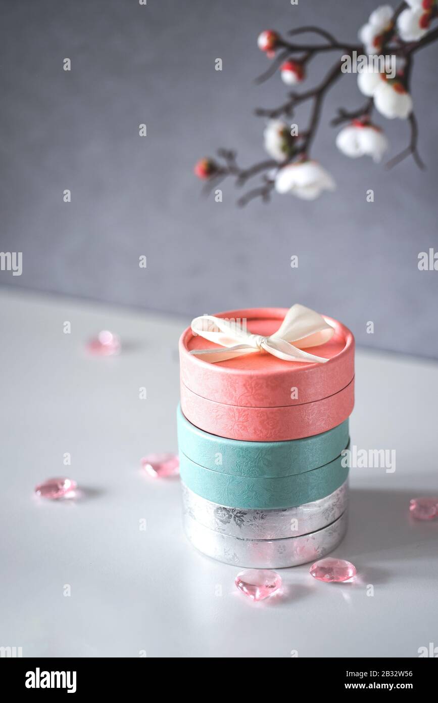 Set di scatole regalo in tonalità pastello con fiori delicati. Presente per la Giornata della mamma e la Giornata Internazionale della Donna Foto Stock