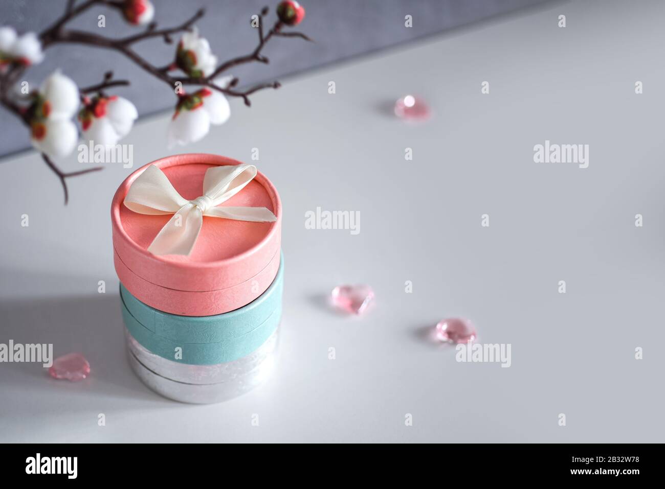 Set di scatole regalo in tonalità pastello con fiori delicati. Presente per la Giornata della mamma e la Giornata Internazionale della Donna Foto Stock
