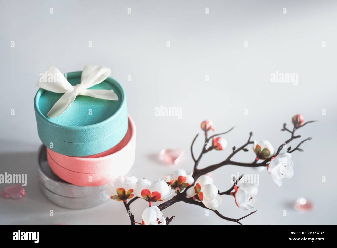 Set di scatole regalo in tonalità pastello con fiori delicati. Presente per la Giornata della mamma e la Giornata Internazionale della Donna Foto Stock