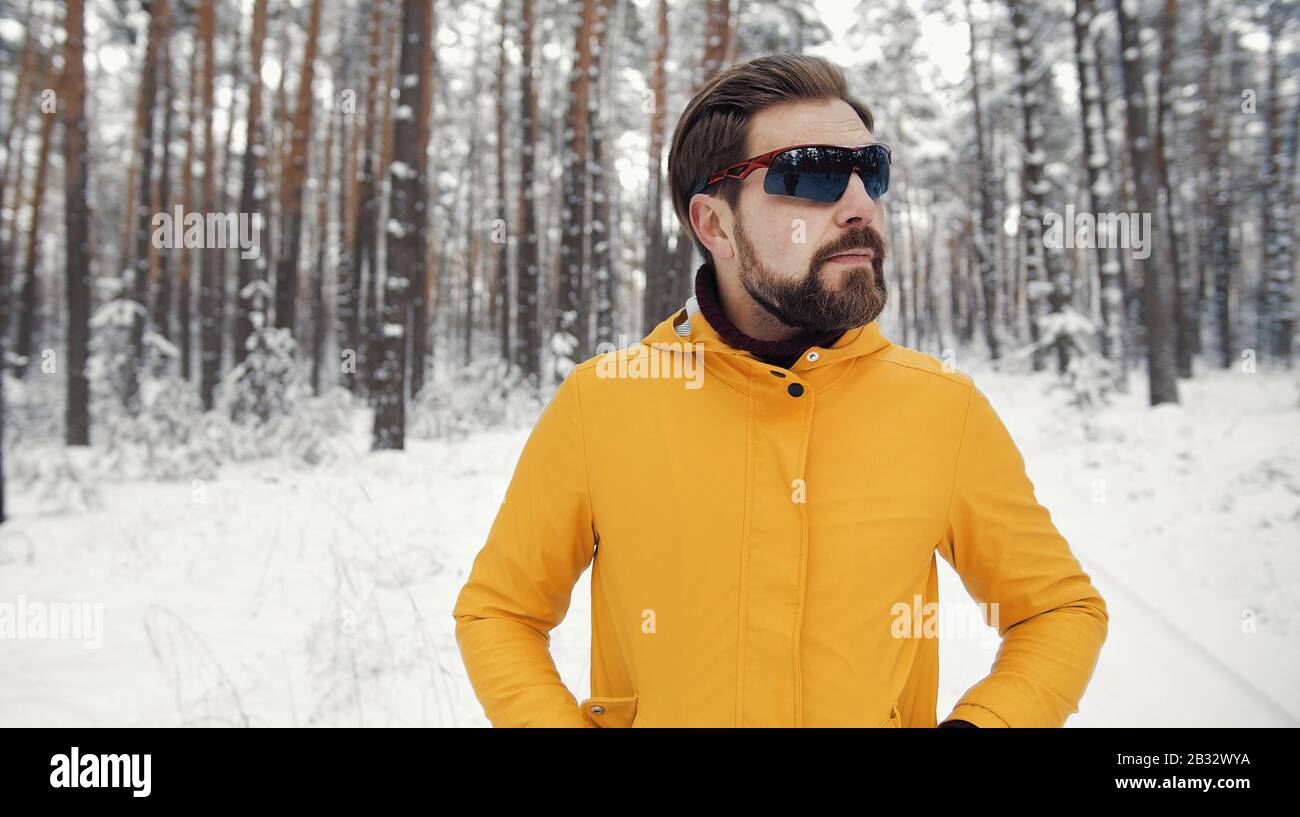 Uomo a piedi nella foresta invernale Foto Stock