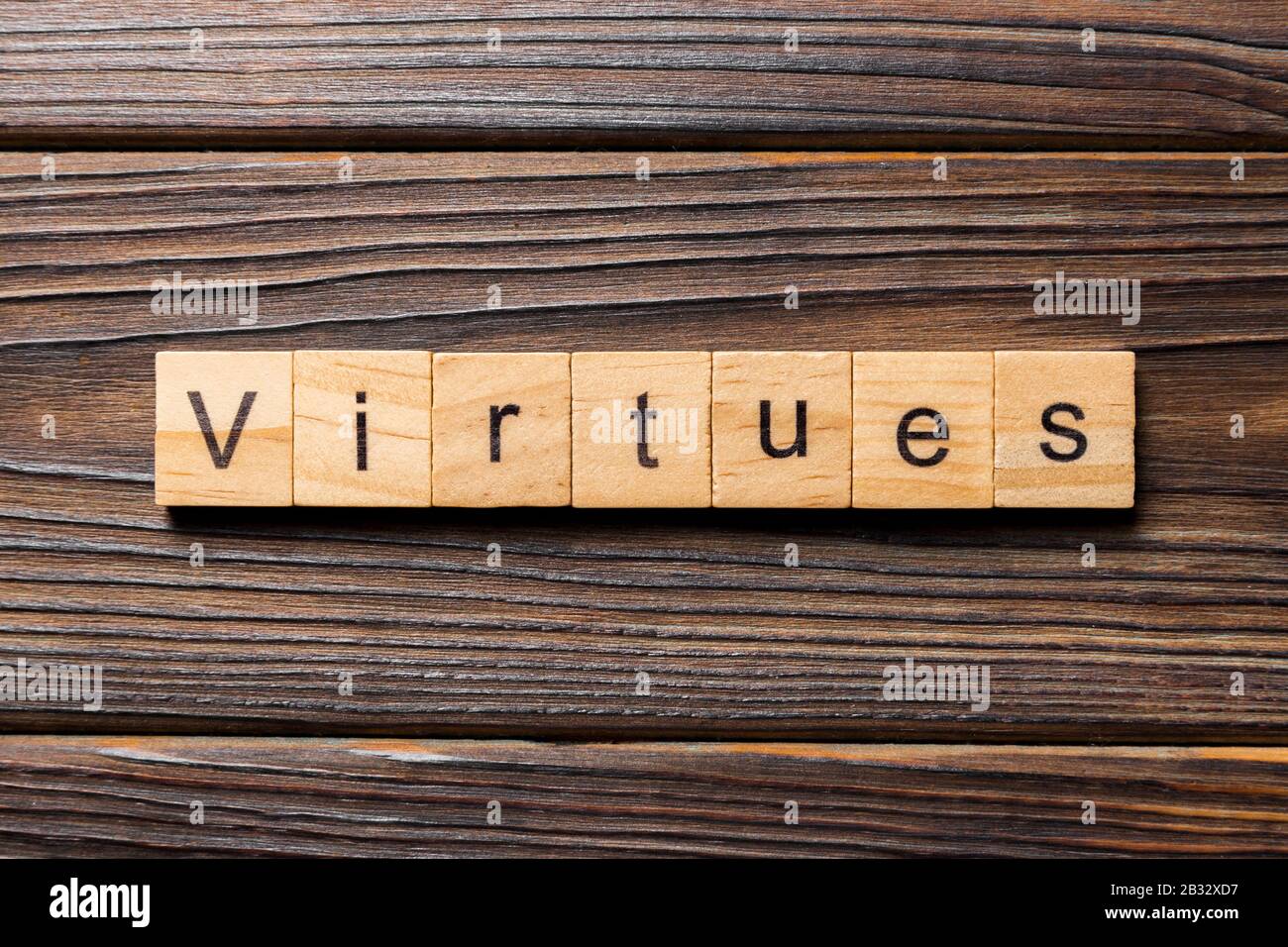 Virtù parola scritta sul blocco di legno. virtù testo sul tavolo in legno per il desing, concetto. Foto Stock