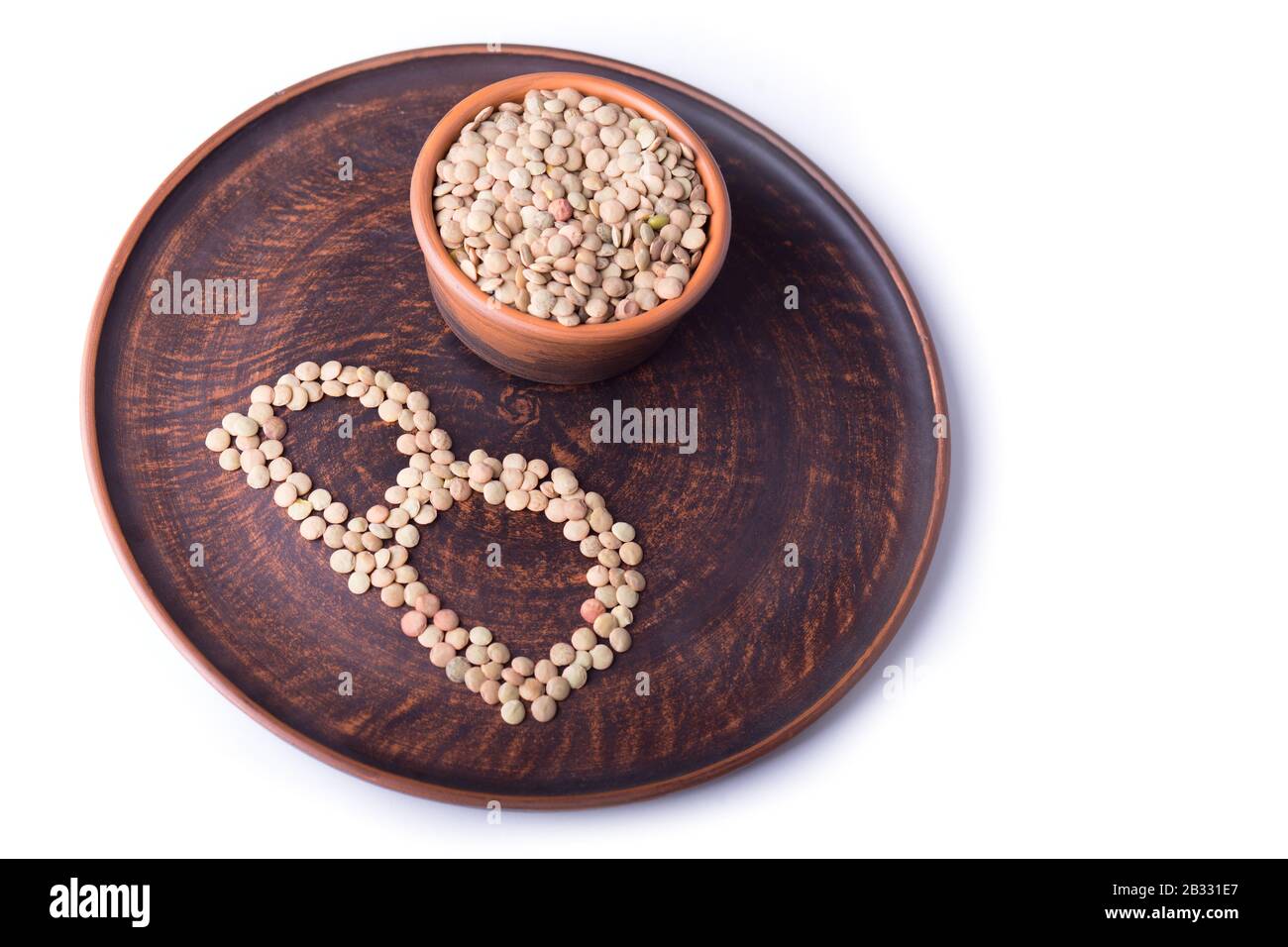 Piatto di lenticchie isolato su un bianco. Le lenticchie sono super piede, alto in vitamina B. Foto Stock