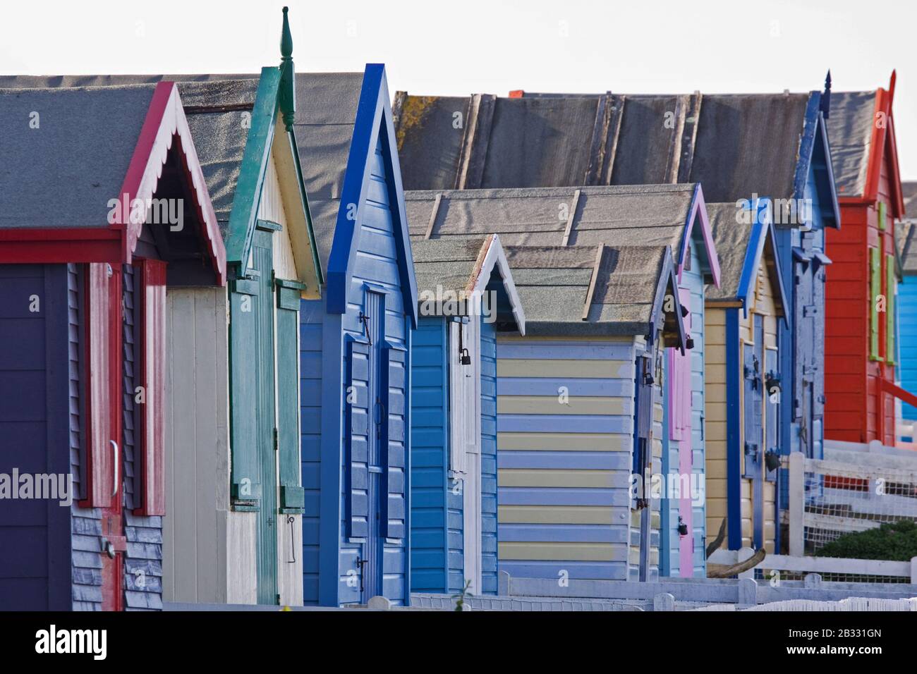 Line of Locked Holiday Chalets in inverno sulla costa inglese Foto Stock