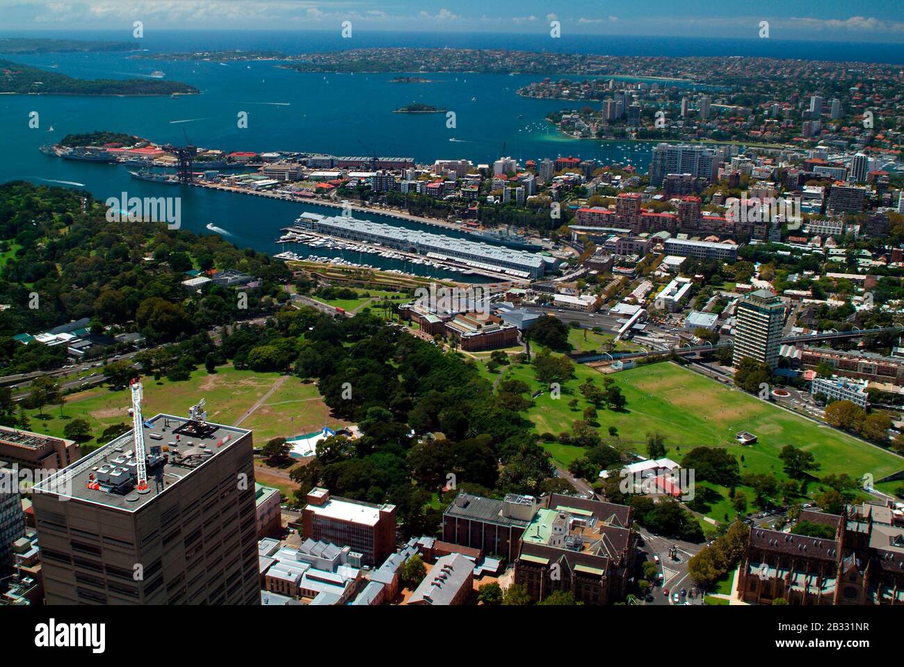 Australia, Sydney, vista aerea della baia di Woolloomooloo con molo e biblioteca nazionale Foto Stock