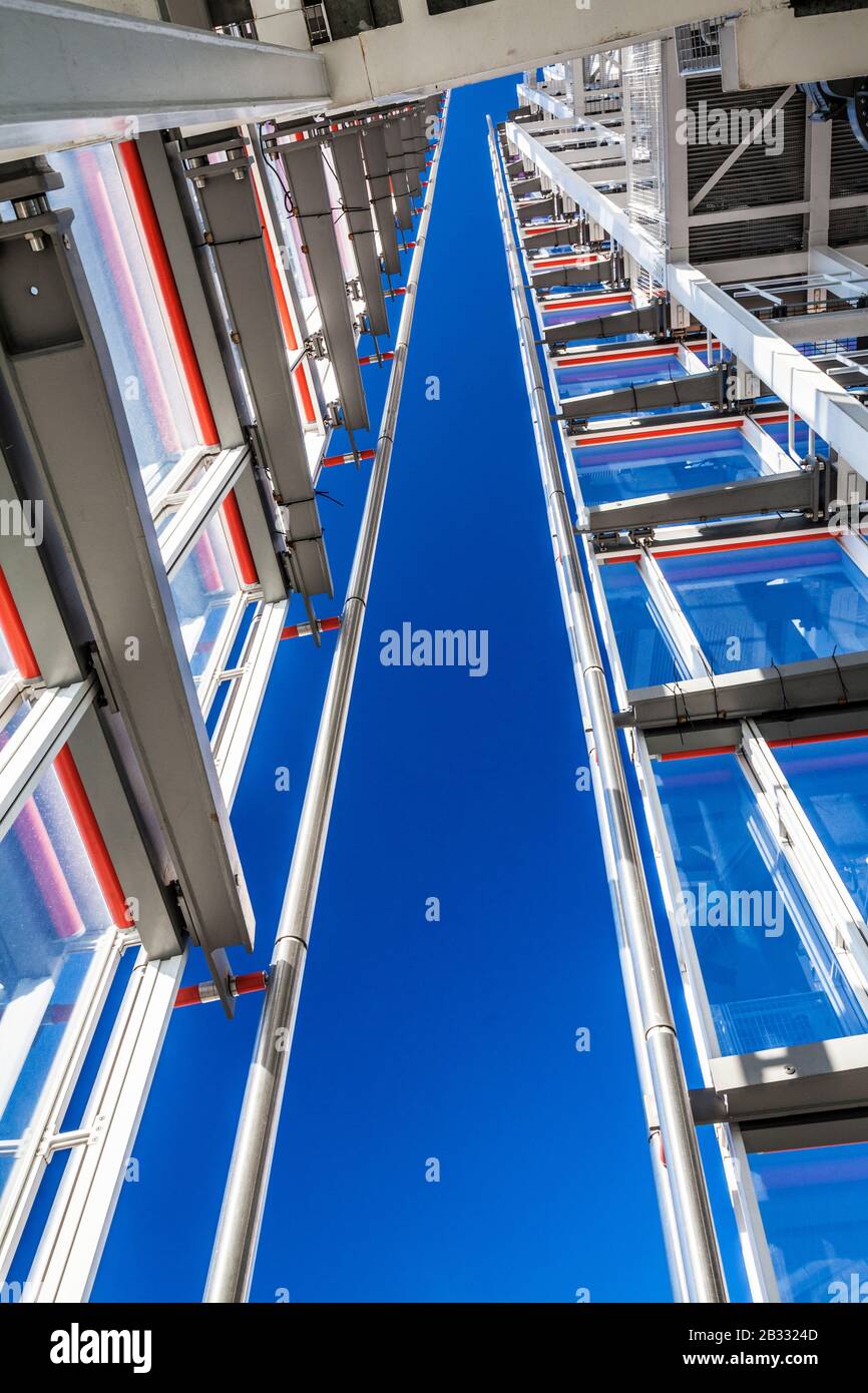 Un'immagine astratta che guarda verso l'apice dello Shard a Londra. Foto Stock