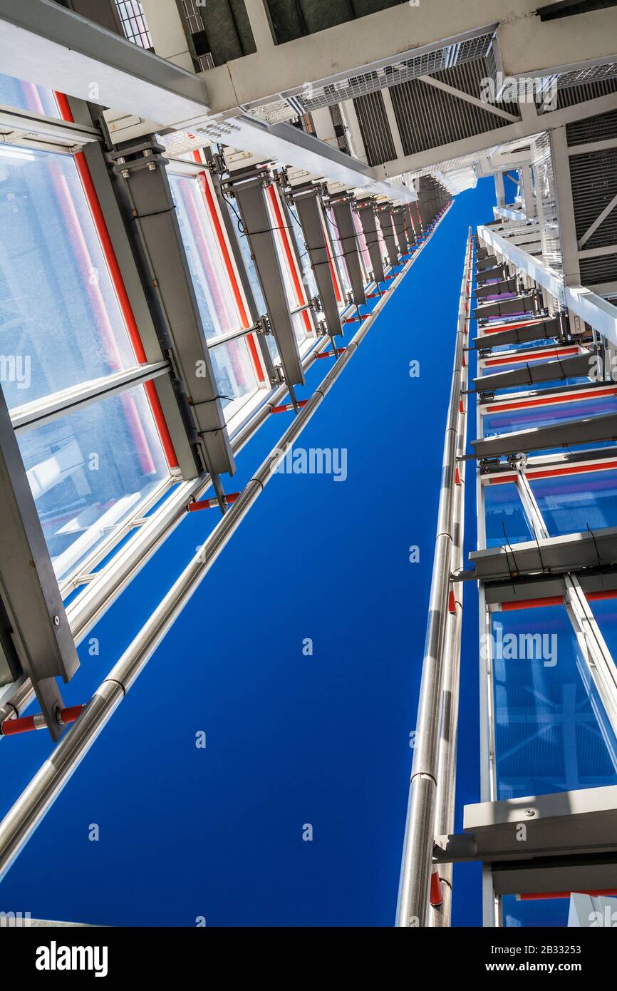 Un'immagine astratta che guarda verso l'apice dello Shard a Londra. Foto Stock