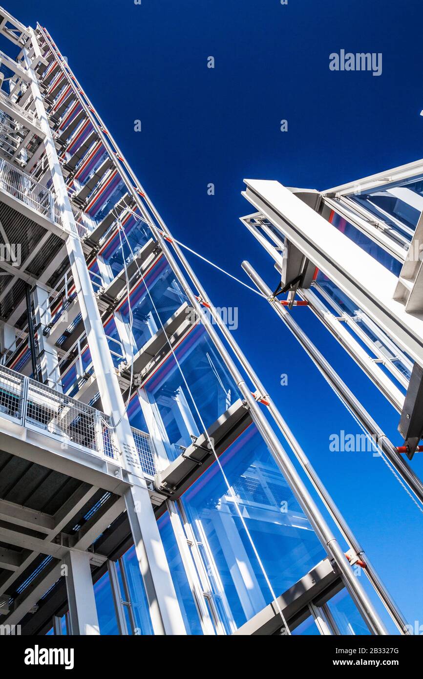 Un'immagine astratta che guarda verso l'apice dello Shard a Londra. Foto Stock