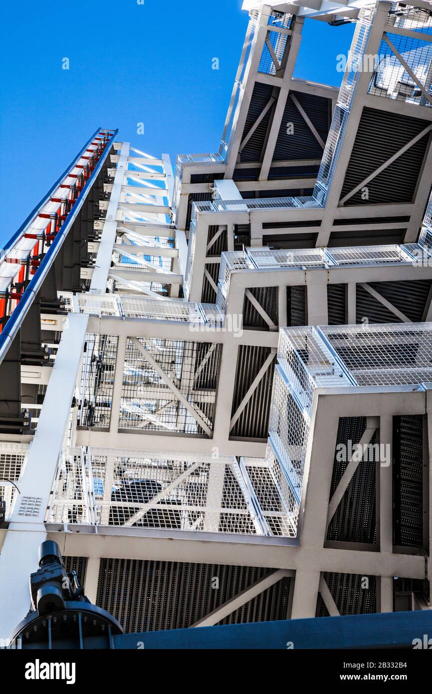 Un'immagine astratta che guarda verso l'apice dello Shard a Londra. Foto Stock