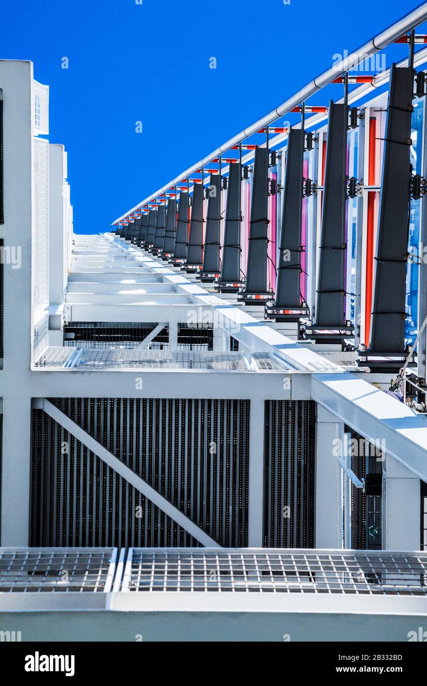 Un'immagine astratta che guarda verso l'apice dello Shard a Londra. Foto Stock