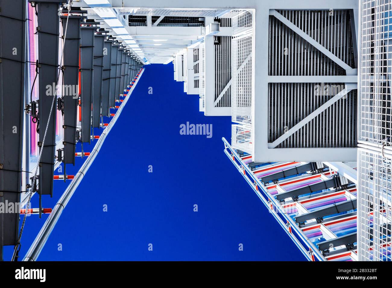 Un'immagine astratta che guarda verso l'apice dello Shard a Londra. Foto Stock