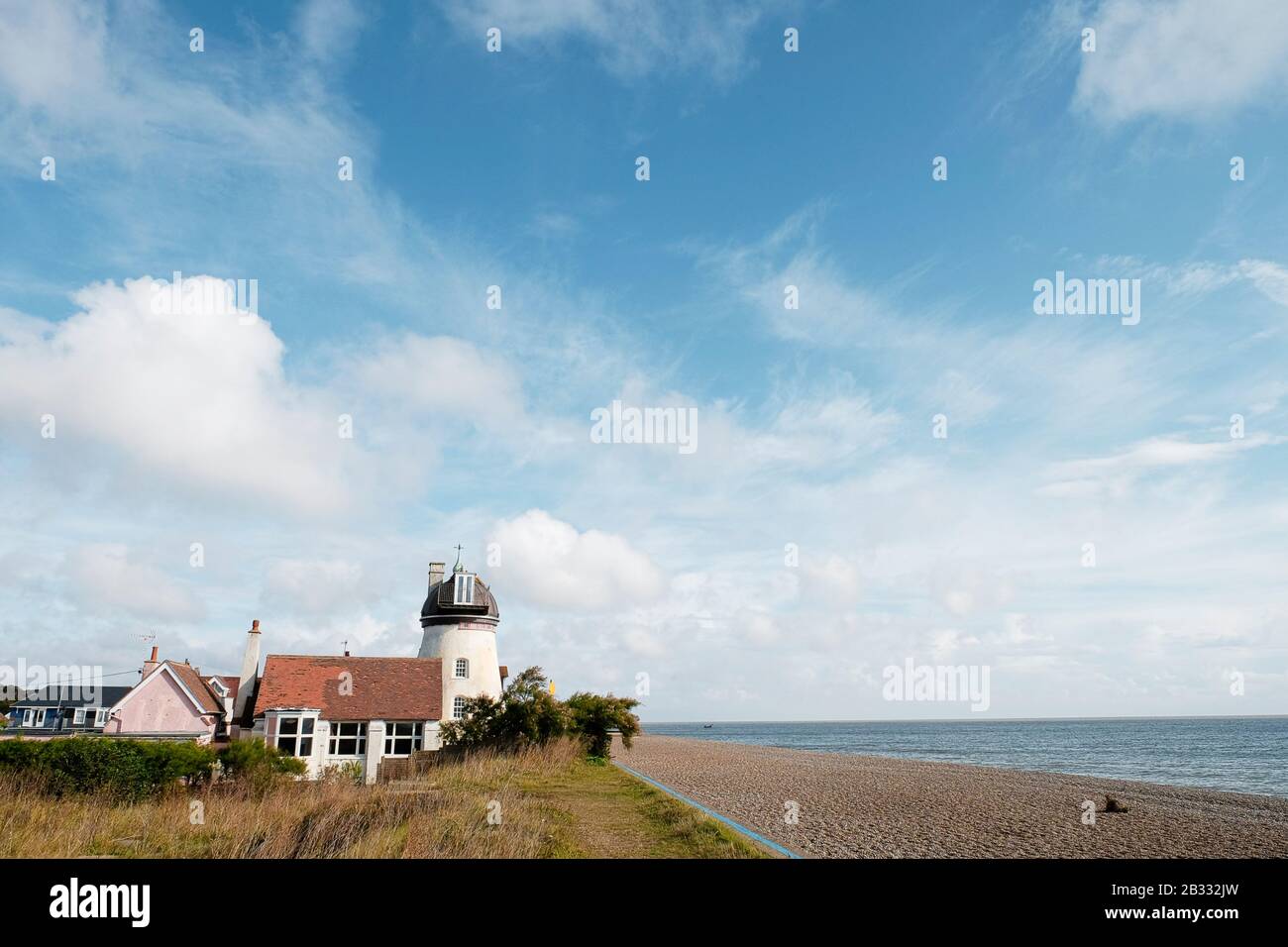 The Old Mill House sulla spiaggia di Aldeburgh, Aldeburgh, Suffolk, Regno Unito. Foto Stock