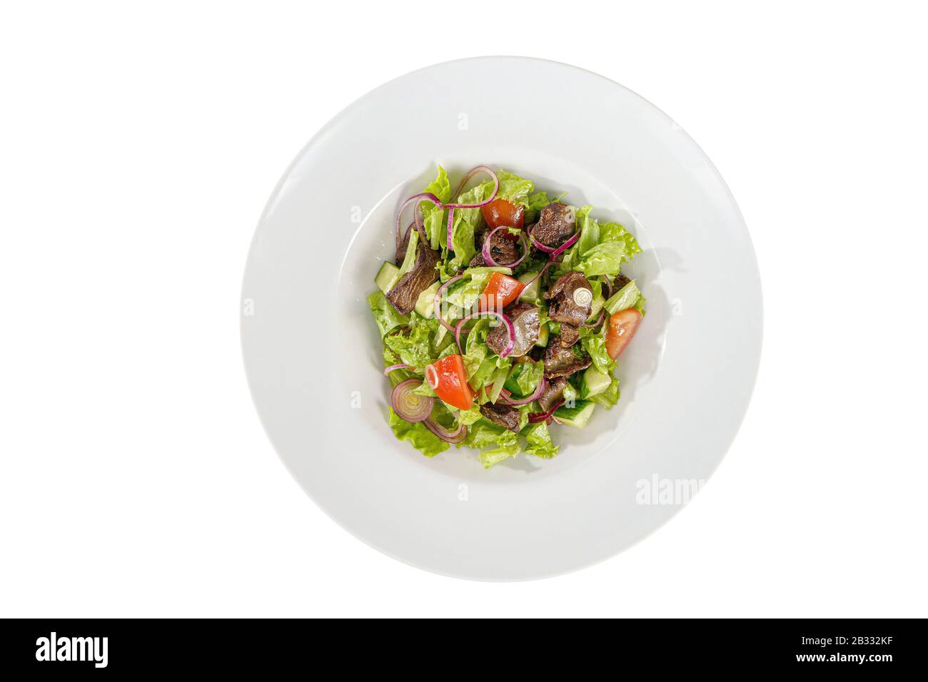 Insalata Caesar con fegato di pollo, carne, manzo, pomodoro, cipolla, cetriolo, lattuga su piatto, sfondo bianco isolato, vista dall'alto. Per il menu, REST Foto Stock